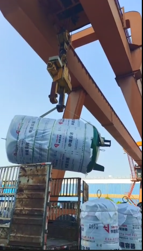 廈門(mén)某廠儲(chǔ)氣罐到貨