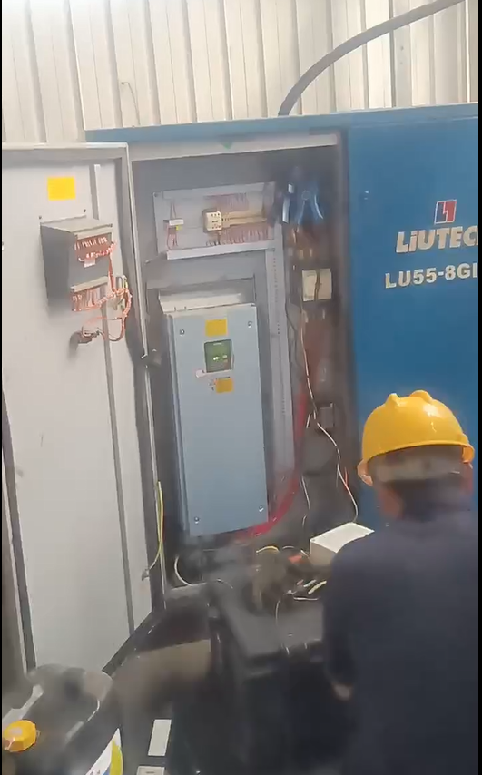 某環(huán)保材料廠現(xiàn)場實(shí)測空壓機(jī)氣量，為節(jié)能改造做準(zhǔn)備(圖2)