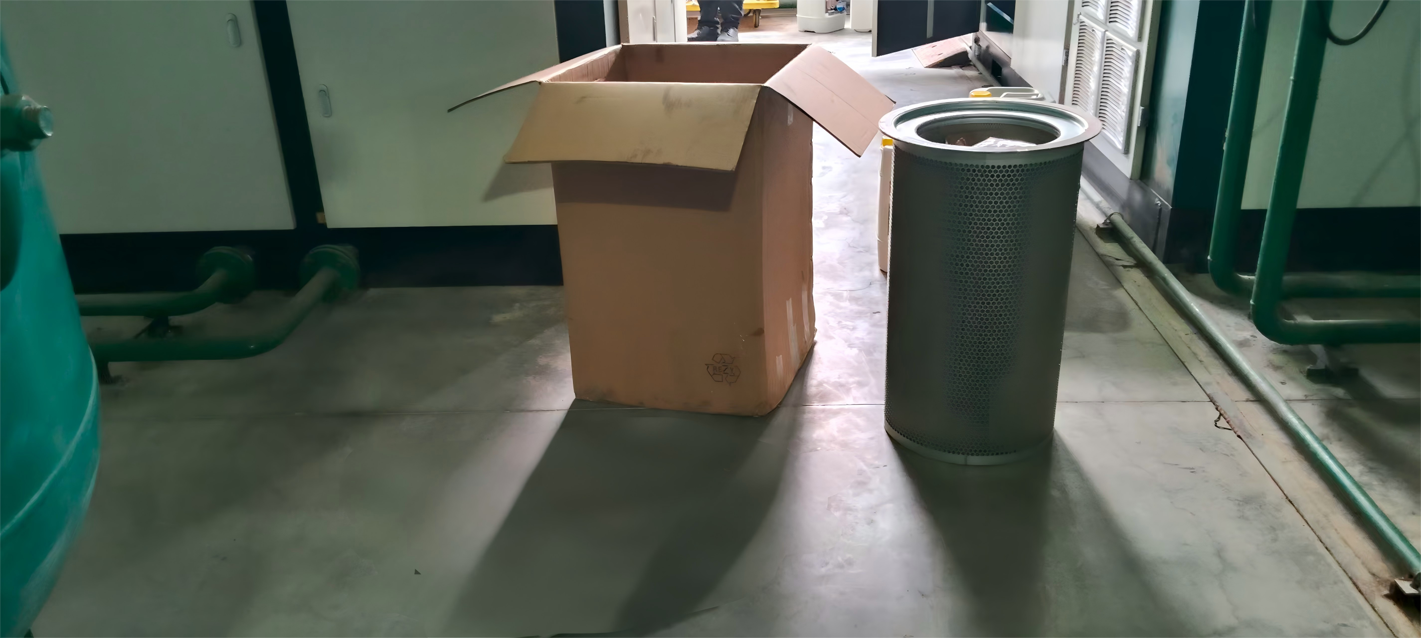 三明某環(huán)保廠，空壓機(jī)更換機(jī)油過(guò)濾器和濾芯(圖1)