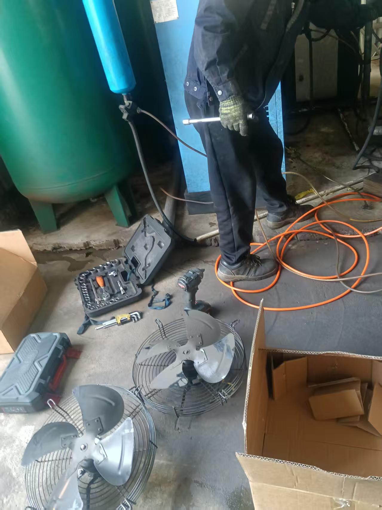 廈門塑料廠冷干機(jī)更換散熱風(fēng)扇(圖3)